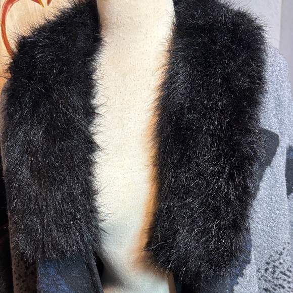 Vintage poncho with faux fur - Picture 5 of 10